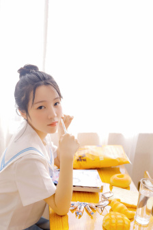 少妇脱了内裤让我添